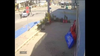 (Özel) Motosiklet Sürücüsünün Havada Taklalar Attığı Anlar Güvenlik Kamerasında
