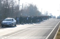 MURAT KAYA - Petlas İşçileri Ellerinde Ekmekle İş Çıkışı Yürüdü