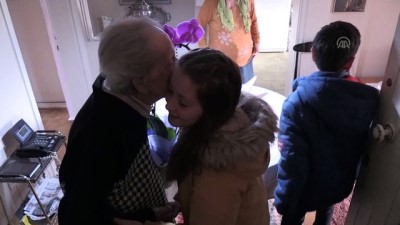 104 Yaşındaki Emekli Öğretmene İlkokul Öğrencilerinden Sürpriz Ziyaret