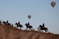 JANDARMA ASTSUBAY - Atlı Jandarma Turistlerin Gözdesi Oldu