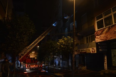 Beyoğlu'nda İki Binanın Çatısı Alev Alev Yandı