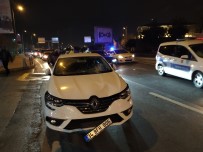 KENNEDY CADDESI - Fatih'te Çinli Çifte Otomobil Çarptı