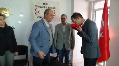 HDP Önünde Evlat Nöbeti Tutan Aileler 'Den MHP İl Başkanlığı'na Ziyaret