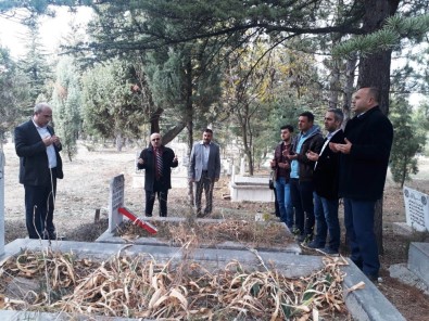Hisarcık'ta Öğretmenler Vefat Eden Öğretmenlerin Mezarlarını Ziyaret Etti