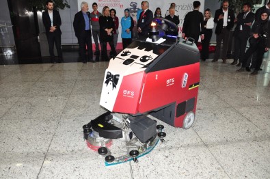 İstanbul Havalimanı'nda 'İnsansız Temizlik Robotu' Dönemi Başladı