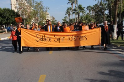 Mersinli Kadınlardan 'Kadın Şiddetine Sıfır Tolerans' Yürüyüşü