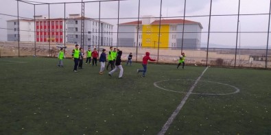 Öğrenciler Futbol Öğreniyor