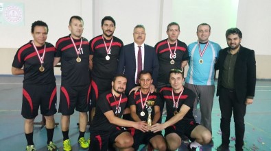 'Öğretmenler Yarışsın, Dostluk Kazansın' Futsal Turnuvası Şampiyonu Arif Nihat Asya Ortaokulu Oldu