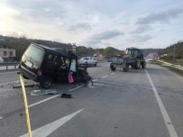 TİCARİ ARAÇ - Sinop'ta Trafik Kazası Açıklaması 1 Ölü, 1 Yaralı