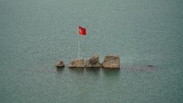 HATIRA FOTOĞRAFI - Sular Çekilince Tekne İle Gittikleri Yere Yürüyerek Gittiler