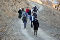 BIYOLOJI - Yüksekova'da Öğretmenler 15 Kilometre Yürüyerek Velileri Evlerinde Ziyaret Ediyor