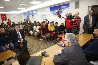 Başkan Büyükkılıç, Farklı Ülkelerden Gelen Misafir Öğrencilerle Erciyes'te Bir Araya Geldi
