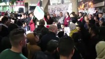 Batı Şeria'da Filistinliler ABD Ve İsrail Bayrakları Yaktı