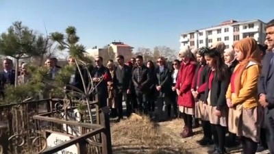 Erciş'te Depremde Şehit Olan Öğretmenler Kabirleri Başında Anıldı