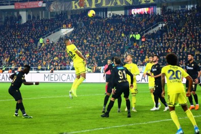 Fenerbahçe Liderlik Yarışında Fire Verdi