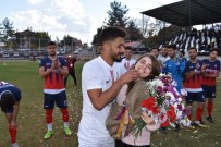 MEHMET AKIF ERSOY ÜNIVERSITESI - Futbolcudan Kız Arkadaşına Maç Öncesi Sahada Evlilik Teklifi