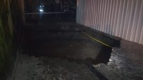 ALSANCAK - İzmir'de Yol Çöktü Açıklaması 3 Kişi Çukura Düştü