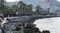 SAHİL YOLU - Kuşadası'nda Vatandaşlar Sahile Akın Etti