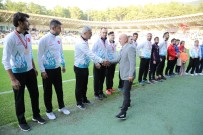 ŞAMPIYON - Maç Öncesi Öğretmenlere Çiçek