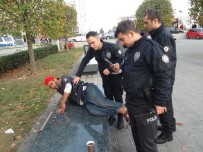 TAKSİM GEZİ PARKI - Taksim'de Alkollü Şahıs Kavga Ettiği Kağıt Toplayıcısını Bıçakladı