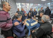 KAHVEHANE - Vali Bilmez Okey Oynayıp Vatandaşın Taleplerini Dinledi