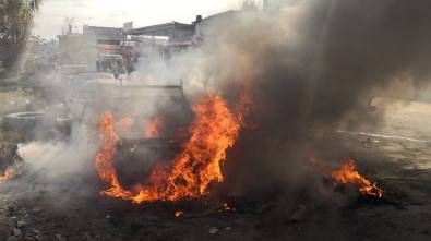 Aksaray'da İki Hurda Araç Alev Alev Yandı