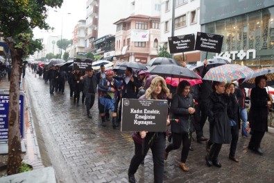 Aydınlı Kadınlar Yağmur Altında Kadına Şiddete Karşı Yürüdü