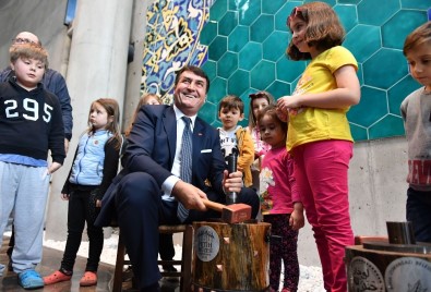 Başkan Dündar, İlk Akçeyi Çocuklara Bastı