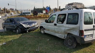 Cenazeden Dönen Otomobil Kamyonete Çarptı Açıklaması Açıklaması 4 Yaralı