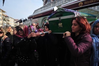 Cinayete Kurban Giden Ayşe Tuğba'nın Cenazesi Kadınların Omzunda Taşındı