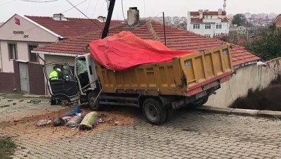 Freni Boşalıp Evin Çatısına Çarpan Çöp Kamyonunun Sürücüsü Yaralandı