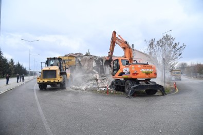 Isparta Belediyesi Yol Üzerinde Kalan Beşinci Evi De Yıktı