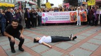 KADIN DERNEKLERİ - Kadına Şiddet Tiyatrosu Ağlattı