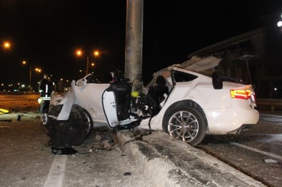 Karaman'da Otomobil Yön Levhasına Ok Gibi Saplandı Açıklaması 1 Ağır Yaralı