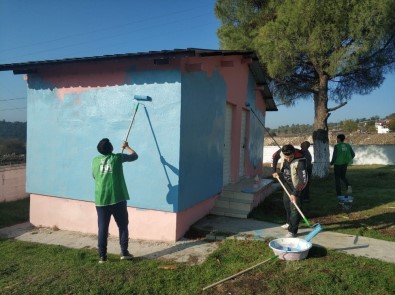 Öğretmenler Gününde Köy Okulunu Boyadılar