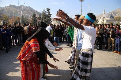 Önce Yemeklerini Sonra Kültürel Dansların Sergilediler