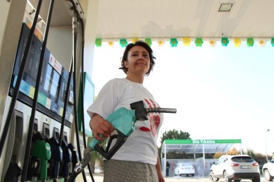 (Özel) Akaryakıt İstasyonunda Bu Kadınları Görenler Şaşırdı