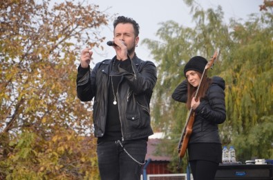 Sanatçı Emre Aydın Hayranlarıyla Buluştu