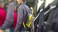 HALK OTOBÜSÜ - Şoför Kavgayı Ayırmayanlara Kızdı, Otobüsü Durdurdu