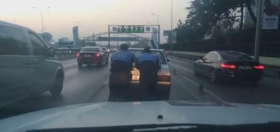 Yoğun Trafikte Yolda Kalan Otomobili Zabıtalar Kurtardı