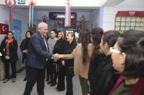 FATIH ATAY - Başkan Atay, Öğrencilere Kitap Ve İnteraktif Şifresi Hediye Etti