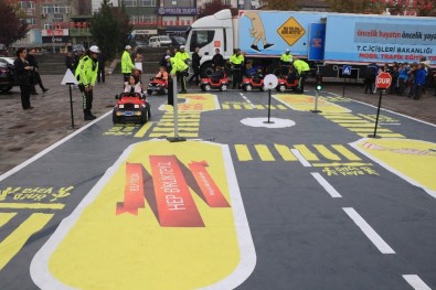 Gelecek Nesiller 'Eğitim Tırı'yla Eğitiliyor