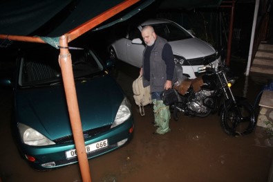 Kemer'i Yağmur Vurdu, Evlerin Bodrum Katını Su Bastı