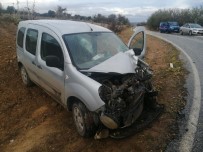 TİCARİ ARAÇ - Midibüs İle Hafif Ticari Araç Kafa Kafaya Çarpıştı Açıklaması 1 Yaralı