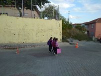 Okul Duvarındaki Çatlak Mahalleliyi Tedirgin Etti