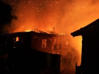 Sakarya'da Çıkan Yangında İki Ev Kullanılamaz Hale Geldi Haberi