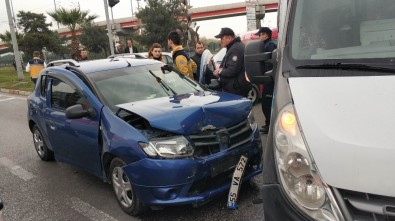 Samsun'da Otomobili İle Minibüs Çarpıştı Açıklaması 2 Yaralı