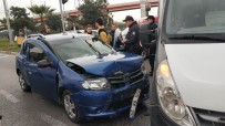 BURHAN KARA - Samsun'da Otomobili İle Minibüs Çarpıştı Açıklaması 2 Yaralı