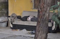 E5 KARAYOLU - Sokakta Yaşayan Adam Koltukta Ölü Bulundu