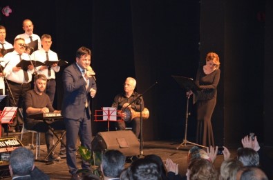 Vali Yardımcısı Sahneye Çıktı, Salon Ayakta Alkışladı